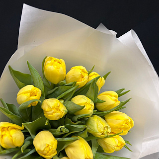 Букет из 15 желтых тюльпанов Дабл Трабл