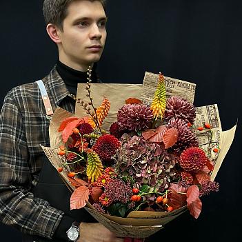 Осенний микс с книфофией, сезонной гортензией, георгинами и хризантемой 