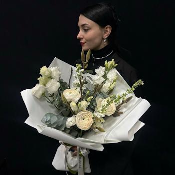 Сезонный микс с ранункулюсами и ветками магнолии