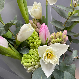 Букет из микса тюльпанов, гиацинтов и нарциссов в декоративной упаковке с лентой