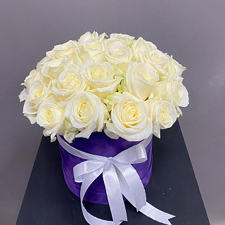 Букет из 25 белых роз в фиолетовой коробке