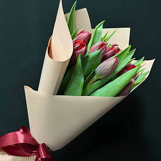 Букет из 9 красных пионовидных тюльпанов