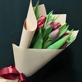 Букет из 9 красных пионовидных тюльпанов