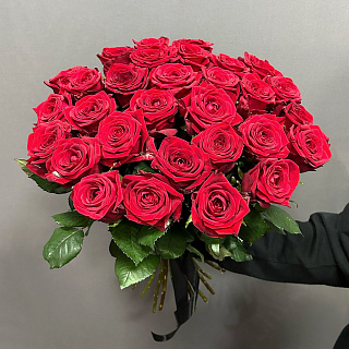 30 красных роз под черную ленту