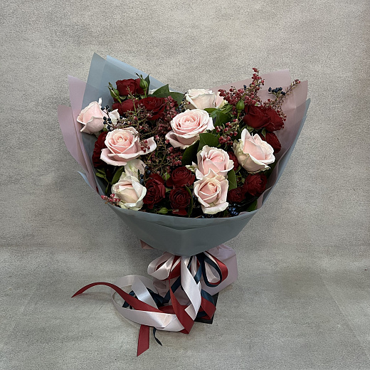 Букет из светлых роз, бордовых кустовых роз и декоративной зелени