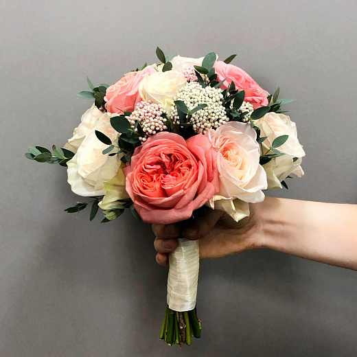 Букет невесты с  миксом из пионовидных роз и озотамнуса