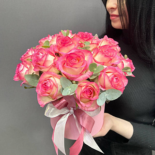 Букет из 19 роз Джумилия с эвкалиптом в розовой коробке