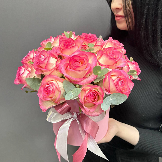 Букет из 19 роз Джумилия с эвкалиптом в розовой коробке с доставкой в Москве