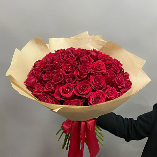 Букет из 49 красных Эквадорских роз в крафте ( 60 см)