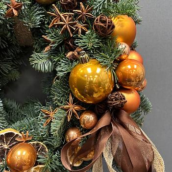 Венок из нобилиса с декором из шаров, апельсинов и корицы