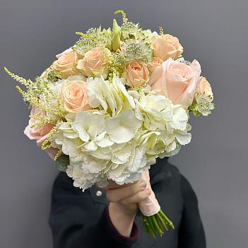Букет невесты с белой гортензией, розами и астильбой