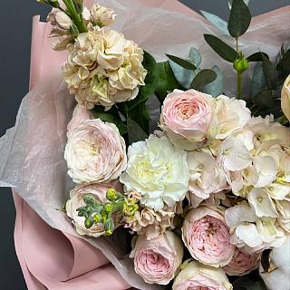 Микс из пионвидных роз, маттиолы, гвоздик с хлопком