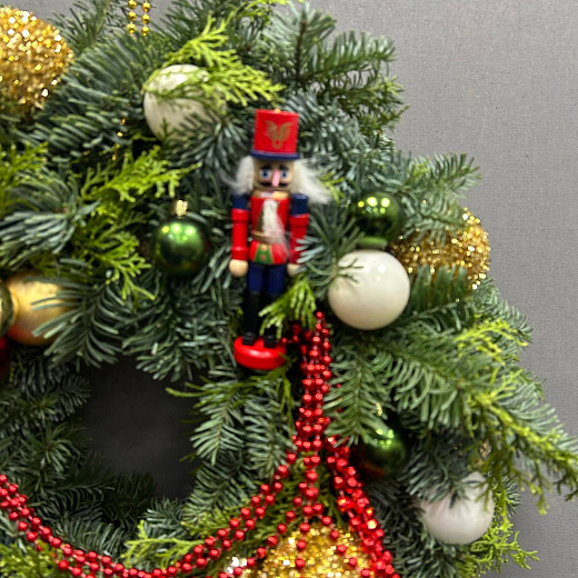 Венок из нобилиса с декором и щелкунчиком с доставкой в Москве