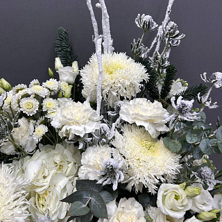 Зимняя композиция в белой коробке с хризантемами