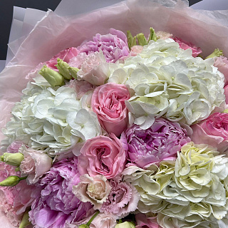 Букет с пионами Сара Бернар, эквадорскими розами  и гортензиями