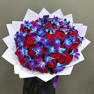 Микс-букет из 51 красной розы и синей орхидеи
