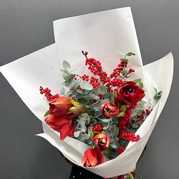 Букет из 3 красных амариллисов с илексом и эвкалиптом