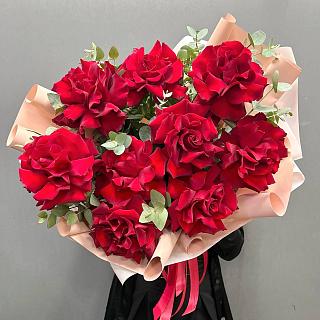 Букет из 9 красных Французских роз с эвкалиптом