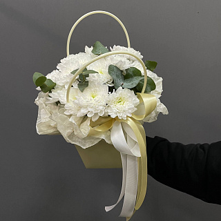 Букет из 3 хризантем с эвкалиптом в сумочке