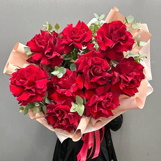 Букет из 9 красных Французских роз с эвкалиптом по лучшей цене в Москве Букет из 9 красных Французских роз с эвкалиптом с доставкой в Москве