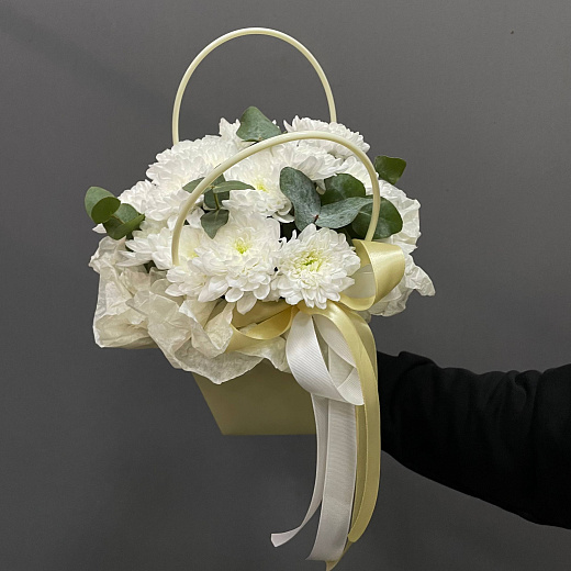 Букет из 3 хризантем с эвкалиптом в сумочке с доставкой в Москве