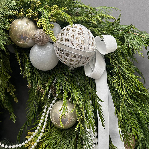 Венок с миксо из хвои и новогодним декором с доставкой в Москве