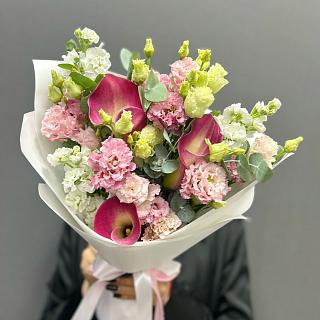 Микс с каллами, эустомой и белой маттиолой