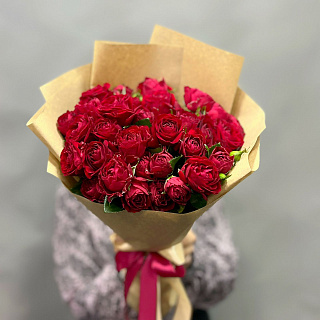 Букет из  красных кустовых роз Би Баблс  в крафте ( 40 см)