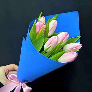 Букет из 7 бело-розовых тюльпанов в синем фоамиране