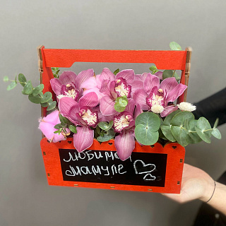 Красный ящик с розовыми орхидеями 
