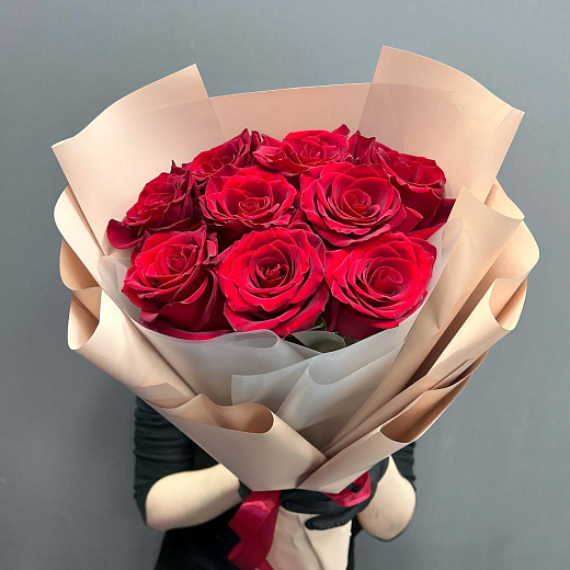 Монобукет из 9 красного эквадора в нежной упаковке  с доставкой в Москве