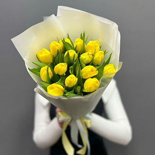 Букет из 15 желтых тюльпанов Дабл Трабл