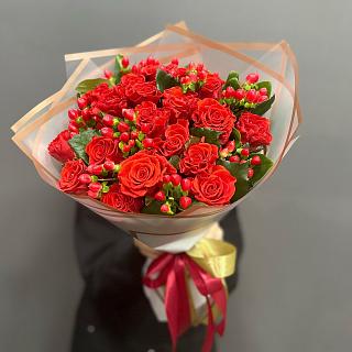 Микс  из 19 роз Эль Торро и красного гиперикума