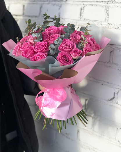 Букет из розовых роз и эвкалипта