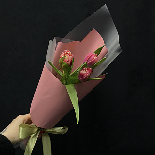 Букет из 3 пионовидных тюльпанов Колумбус в упаковке