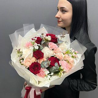 Микс-букет с розами, гвоздикой и аллиумом