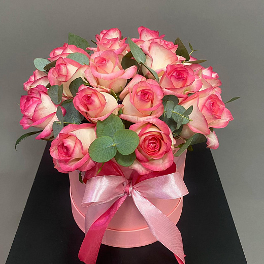 Букет из 19 роз Джумилия с эвкалиптом в розовой коробке
