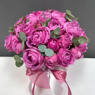 Пионовидные розы Мисти Баблз и эвкалипт в розовой коробке