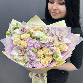 Букет из кустовых роз, маттиолы, эустомы и белых орхидей
