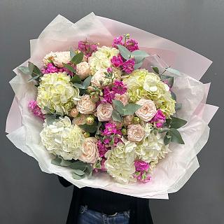 Микс из белых гортензий, кустовой маттиолы и пионовидной розы Бомбастик