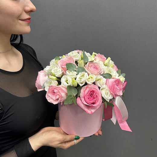 Букет из парфюмированных роз  Пинк О хара и белой эустомы в розовой коробке с доставкой в Москве