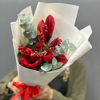 Букет из красных амариллисов с илексом