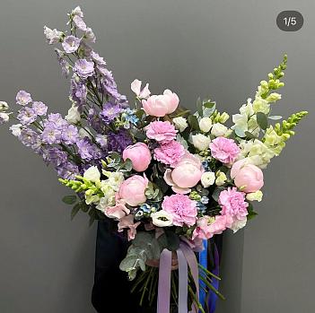 Сезонный букет с фиолетовым дельфиниумом и пионами Гардения