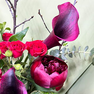 Микс с бордовыми пионами, каллами, альстромерией и кустовыми розами