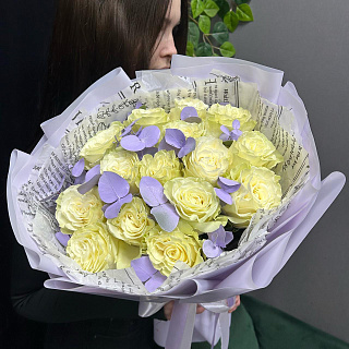 Монобукет из 15 эквадорских белых роз с разноцветным эвкалиптом 