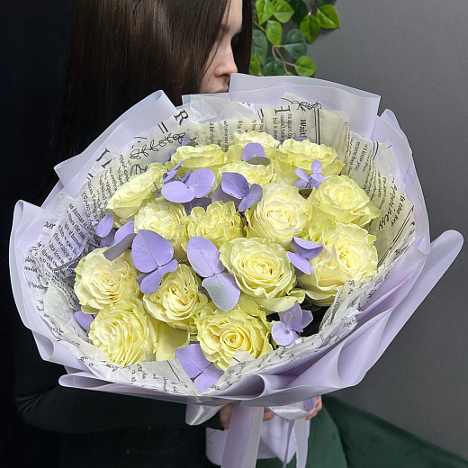 Монобукет из 15 эквадорских белых роз с разноцветным эвкалиптом  с доставкой в Москве