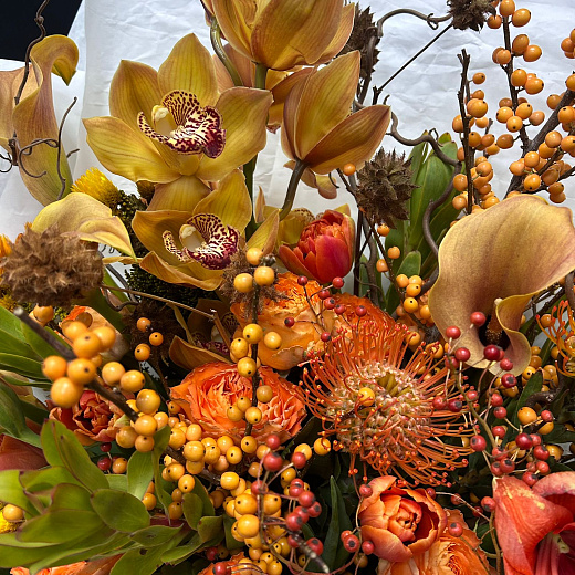 Авторский экзотический микс с амариллисом, илексом и илексом в белом крафте по лучшей цене в Москве Авторский экзотический микс с амариллисом, илексом и илексом в белом крафте с доставкой в Москве