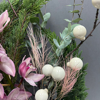 Интерьерная композиция с веткой орхидеи в стеклянной вазе