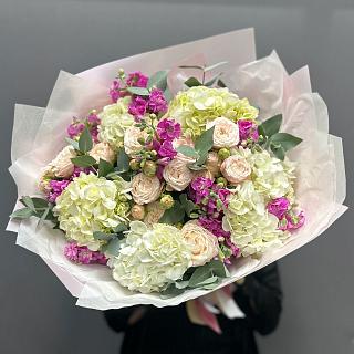 Микс из белых гортензий, кустовой маттиолы и пионовидной розы Бомбастик