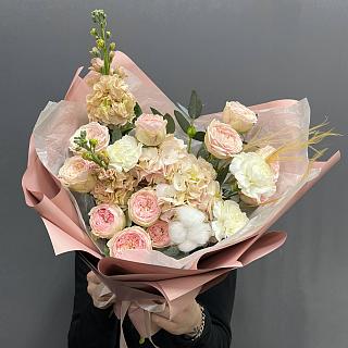 Микс из пионвидных роз, маттиолы, гвоздик с хлопком